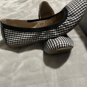 Black and white checker flat shoes